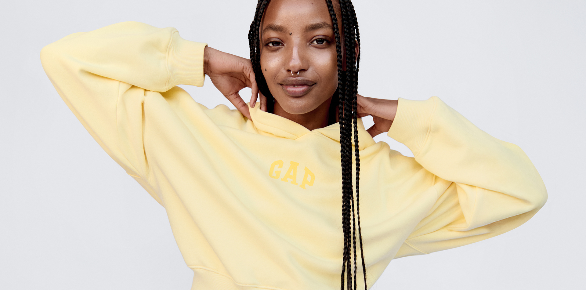 旬のカラーアイテムをまとって 春らしいコーデにシフトチェンジ。